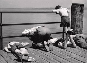 Busy With Fishing, Italien, ca 1950-60 (silvertryck av gelatin)