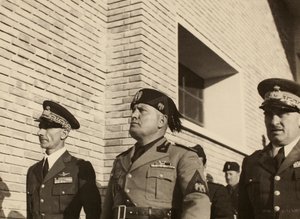 Invigning av byggnaderna på den kungliga flygplatsen "Fausto Pesci" i Bologna, byggd av företaget Mauro Toschi fu Ulisse, i närvaro av hertigen Benito Mussolini, 24/10/1936 (s/v foto)