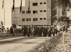 Invigning av byggnaderna på den kungliga flygplatsen "Fausto Pesci" i Bologna, byggd av företaget Mauro Toschi fu Ulisse, i närvaro av hertigen Benito Mussolini, 24/10/1936 (s/v foto) av Achille Villani