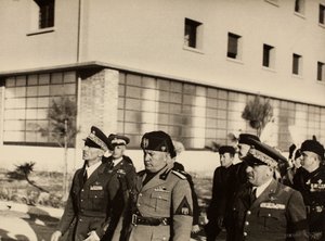 Invigning av byggnaderna på den kungliga flygplatsen "Fausto Pesci" i Bologna, byggd av företaget Mauro Toschi fu Ulisse, i närvaro av hertigen Benito Mussolini, 24/10/1936 (s/v foto) av Achille Villani