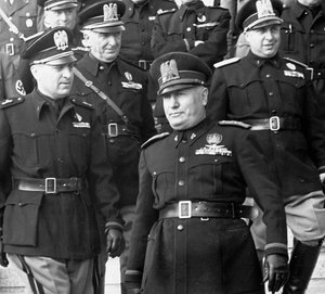Mussolini vid en militärparad (s/v foto)