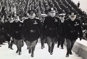 Mussolini vid en militärparad (s/v foto)