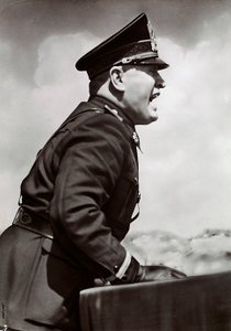 Mussolini håller ett tal (s/v foto)