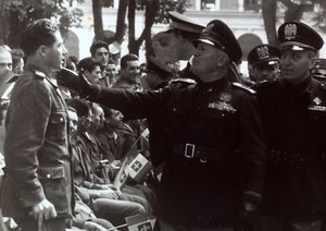 Mussolini hälsar en soldat (s/v foto)