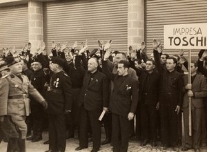 Byggnadsarbetarna i företaget Mauro Toschi fu Ulisse, hälsar hertigen Benito Mussolini under invigningen av byggnaderna på Royal Airport "Fausto Fish" i Bologna, 24/10/1936 (s/v foto)