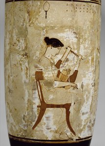 Attic vitmald lekythos dekorerad med en kvinna som spelar en cithara (glaserad terrakotta) av Achilles Painter