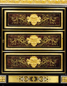 Detalj av ett sent Louis XVI ormolu-monterat sidoskåp i boulle intarsia av Adam (attr. to) Weisweiler