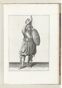 Övningen med sköld och spjut: soldaten återför spjutet till viloläge i tre gånger, andra sats (nr 11), 1618 Nassausche Wapen-Handelinge, van Schilt, Spies, Rappier and the Targe: beyde figuerlick avbildad, och inramningen efter av Adam van Breen