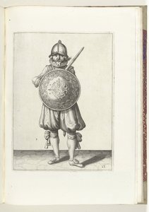 Sköld- och spikövningen: Soldaten som står i vila, hans gripare vilar på vänster axel bakom skölden (nr 23), 1618 Nassausche Wapen-Handelinge, van Schilt, Spies, Rappier and the Targe: beyde figuerlick avbildad, slut inramad efter n av Adam van Breen