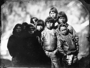 Grupporträtt av inuitpojkar