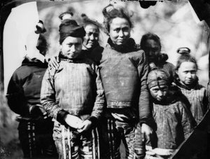 Grupporträtt av inuitflickor och -kvinnor