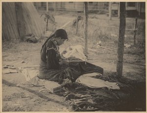 [Kvinna från Meskwaki-nationen arbetar med pärlarbeten]
 av Adolph F. Muhr