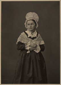 Kvinna i Lorraine-klänning av Adolphe Braun