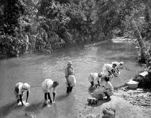 Kvinnor som tvättar kläder i floden, Port Antonio, Jamaica, c1905