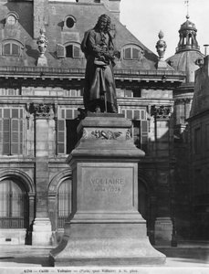 Staty av Voltaire av Joseph Michel Caille (1836-81) Quai Voltaire, sent 1800-tal