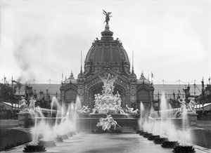 Utsikt över den centrala kupolen och fontänen Coutan, universell utställning, Paris, 1889 av Adolphe Giraudon