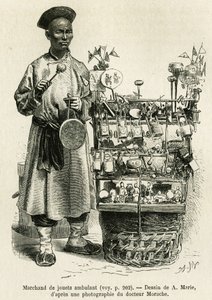 Leksakshandlaren slår en koppargongong för att uppmärksamma sina dockor, bilar, sidenfjärilar och visselpipor när han går den orientaliska blomsterporten i det kejserliga palatset i Pekin. Gravyr efter A.Maries teckning, för att illustrera resan till Pekin