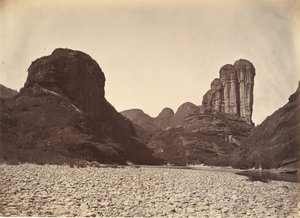 Piled Stone Mountain nära Sing Chang, ca. 1869.