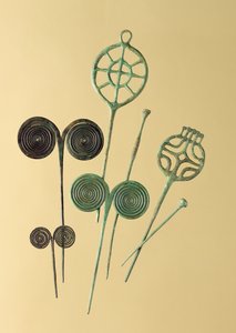 Nålar, från Ober- och Unterbinbach, Haina, Grossenlueder och Liebenau (brons) av Age Bronze
