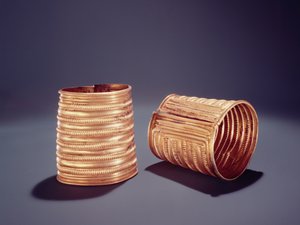 Ett par armband, från Derrinboy, County Offaly, medelbronsåldern av Age Bronze