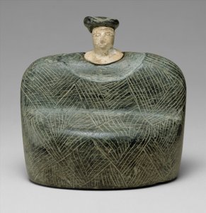Skafthåls yxhuvud med fågelhuvud demon, galt och drake, ca. sent 3:e–början av 2:a årtusendet f.Kr. (alabaster) av Age Bronze