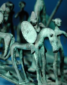 Replika av en häst och ryttare på en ceremoniell bronsskulptur från Strettweg, Österrike (brons) av Age Iron