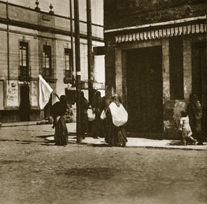 Kvinnor som går på gatorna under täckmantel av en vit flagga under "La decena tragica" i Mexico City, februari 1913 av Agustin Victor Casasola