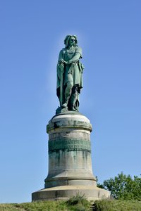 Kolossal staty av Vercingetorix (72-46 f.Kr.), gallisk ledare - Skulptur av Millet Aime (1819-1891) 6,60 m hög erige 1865 på den västra delen av Mont Auxois (bas 7 m hög av Viollet Le Duc) Alise Sainte Reine 1865
