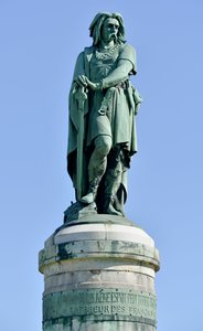 Kolossal staty av Vercingetorix (72-46 f.Kr.), gallisk ledare - Skulptur av Millet Aime (1819-1891) 6,60 m hög erige 1865 på den västra delen av Mont Auxois (bas 7 m hög av Viollet Le Duc) Alise Sainte Reine 1865