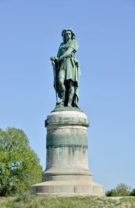 Kolossal staty av Vercingetorix (72-46 f.Kr.), gallisk ledare - Skulptur av Millet Aime (1819-1891) 6,60 m hög erige 1865 på den västra delen av Mont Auxois (bas 7 m hög av Viollet Le Duc) Alise Sainte Reine 1865