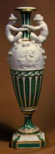 Minton-vas dekorerad med Parian-figurer av porslin, ca 1855 (benporslin)