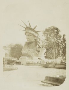 Chef för Frihetsgudinnan utställd i en park i Paris, 1883