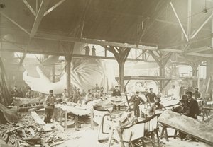 Män i en verkstad som hamrar plåtar av koppar för byggandet av Frihetsgudinnan, 1883