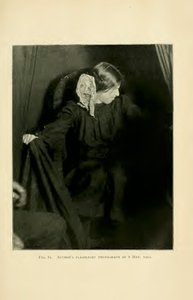 Eva Carrière producerar ektoplasma, Paris, 8 maj 1912, från "Fenomena av materialisering: ett bidrag till utredningen av mediumistisk teleplast" av Albert von Schrenck-Notzing av Albert Freiherr von Schrenck Notzing