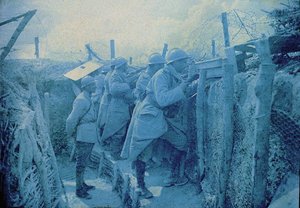 En fransk lyssnarpost: soldater i en skyttegrav på västfronten, Frankrike, 1916 (autokrom) av Albert Samama Chikli