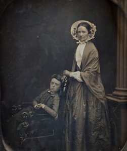 Untitled A Woman in Bonnet and Shawl, with her Seating Son, c. 1850. Skapare: Albert Sands Southworth, Josiah Johnson Hawes. av Albert Sands Southworth, Josiah Johnson Hawes