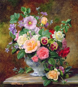 Rosor, penséer och andra blommor i en vas