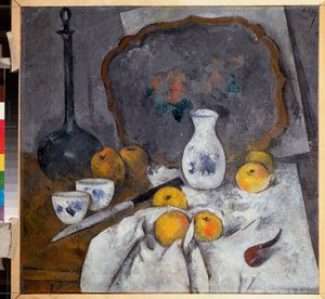 Stilleben med en karaff och en pipa (Komposition med även äpplen på tyg, kniv och bricka) - Stilleben med en karaff och en pipa - Verk av Alexander Vasilyevich Shevchenko (Alexandre Chevtchenko) (1883-1948), olja på kartong