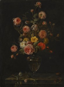 Ett stilleben med röda, vita och rosa rosor i en glasvas över en stenavsats med fjärilar, en gräshoppa och en skalbagge