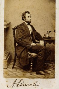 Ett signerat carte-de-visite-fotografi av Abraham Lincoln, 1861 av Alexander Gardner