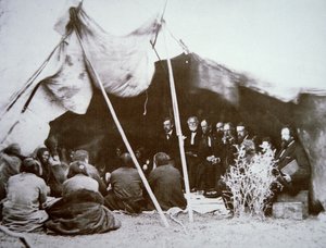 General William T. Sherman (1820-91) presiderar vid fördraget i Fort Laramie med Chief Red Cloud, april 1868 (s/v foto) av Alexander Gardner