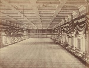 [Interiörvy av balsalen för Lincolns andra invigningsbal], mars 1865. av Alexander Gardner