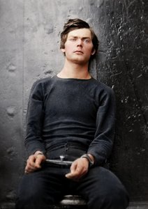 Lewis Powell i handledsjärn ombord på USS Saugus, 1865