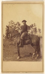 [Man med hatt, i profil, på hästryggen] av Alexander Gardner