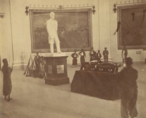 [Thaddeus Stevens ligger i staten i rotundan på Capitolium i Washington], 1867. av Alexander Gardner