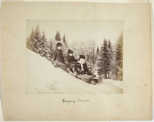 Kälkeåkning, ca 1873 (albumintryck (komposit)) av Alexander Henderson