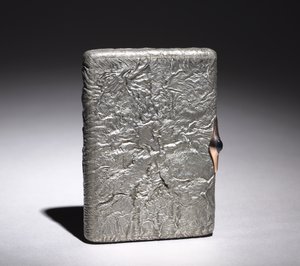 Cigarettlåda, efter 1896 (silver, cabochon safir monterad i guld) av Alexander Karpov
