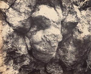 Gigantiskt huvud uthugget i klippan, nyligen upptäckt nära Smyrna vid ingången till en grotta,1866 (foto) av Alexander Sandor Svoboda