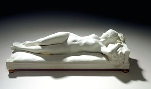 Sevres kexfigur av en liggande naken, 