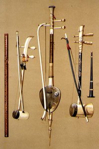 En khlui, tre so sam sai med pilbågar och en pi, thailändska instrument från 